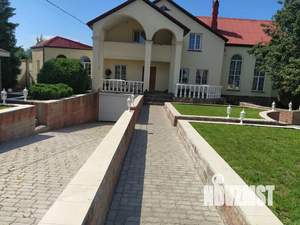 Дом 580м&sup2;, 3-этажный, посуточно, 