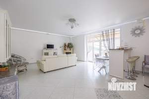 Таунхаус 250м², 3-этажный, на длительный срок, 