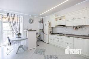 Таунхаус 250м², 3-этажный, на длительный срок, 