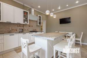 Дом 200м&sup2;, 2-этажный, участок 11 сот.  