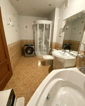 Дом 214м&sup2;, 3-этажный, участок 1 сот.  